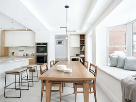 干净清爽的公寓装修，利用白色加原木色来设计，全屋通透又明亮